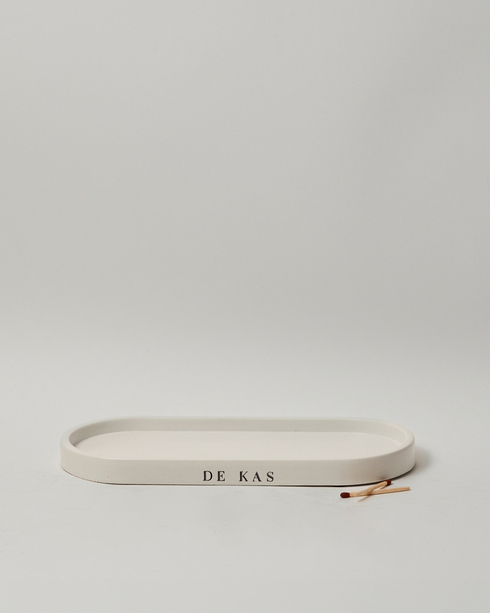 מגש בטון בגודל בינוני